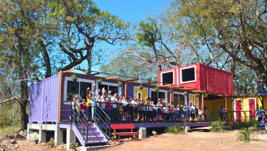 Construyen la primera escuela ecológica con contenedores en Guatemala