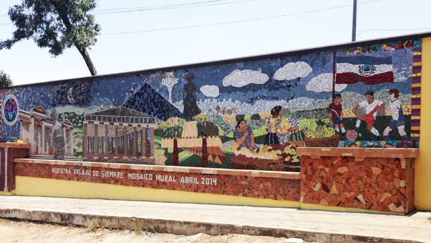 Impresionantes mosaicos y obras de arte en vidrio reciclado en Guatemala