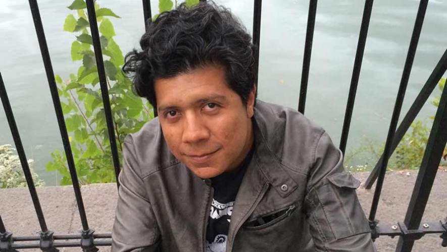 Alan Mills, poeta guatemalteco es parte de los mejores escritores de América Latina