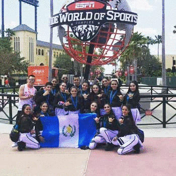 Bailarines guatemaltecos participan en concurso internacional