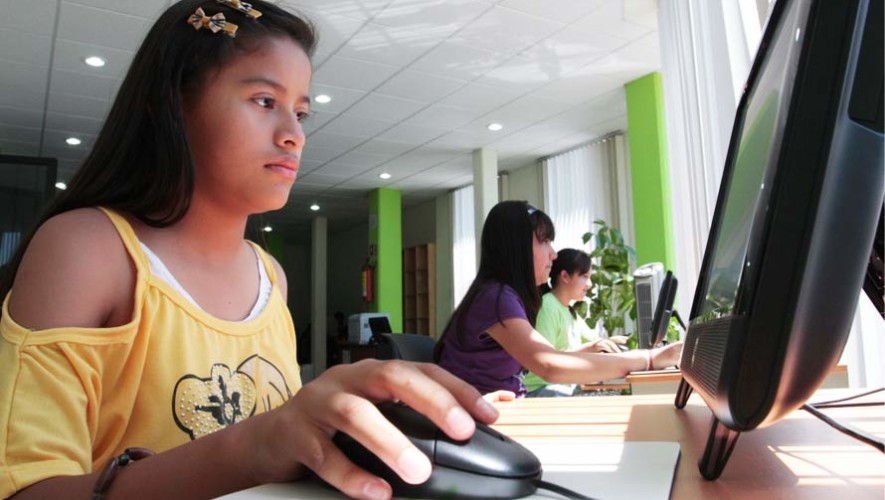 Cursos gratuitos de matemática, inglés y computación en Villa Nueva