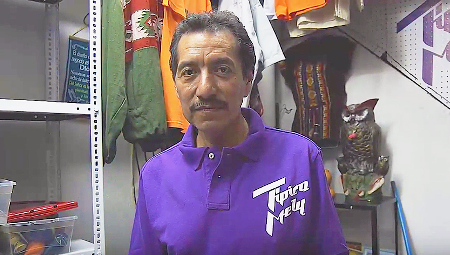 Estudiantes guatemaltecos apoyan a Don Juan Castillo, vendedor de accesorios típicos