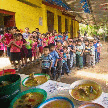 Restaurante guatemalteco entrega donaciones de alimentos