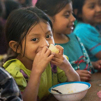Restaurante guatemalteco entrega donaciones de alimentos
