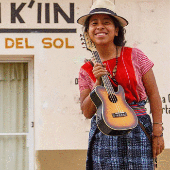 Sara Curruchich, cantante guatemalteca, realiza conciertos en México
