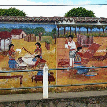 Guatemaltecos pintan postes en San Juan Comalapa, Chimaltenango