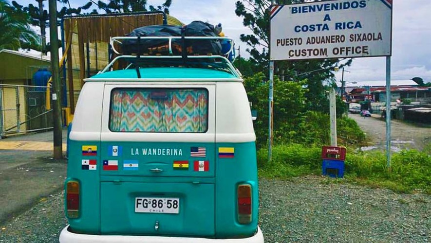 Pareja llega a Guatemala por tierra desde Chile, viajaron en una combi Volkswagen