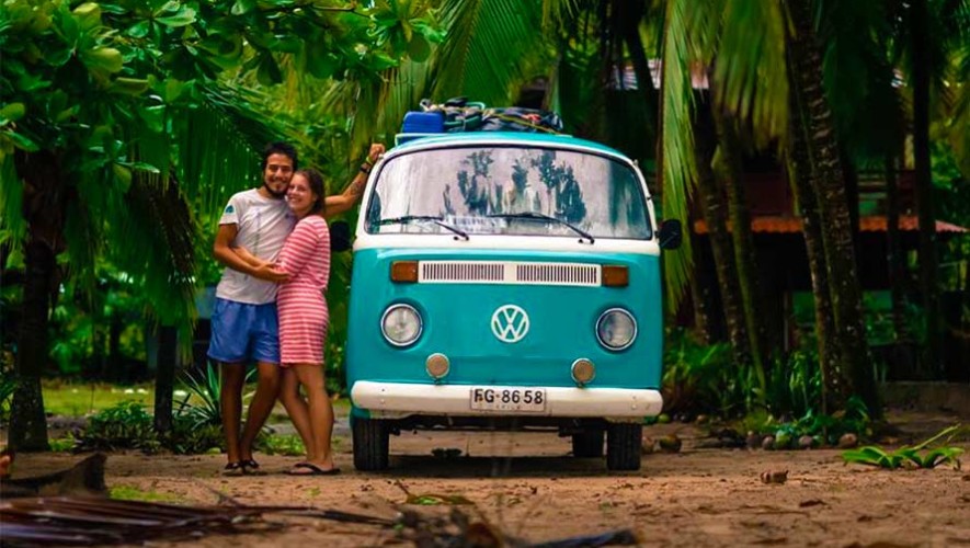 Pareja llega a Guatemala por tierra desde Chile, viajaron en una combi Volkswagen