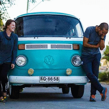 Pareja llega a Guatemala por tierra desde Chile, viajaron en una combi Volkswagen