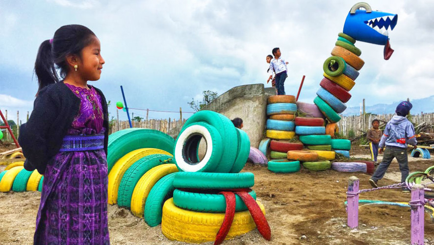 Playground Ideas destaca al Tiranosaurio Rex hecho de llantas recicladas en Guatemala