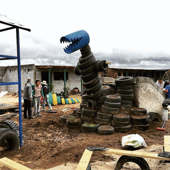 Playground Ideas destaca al Tiranosaurio Rex hecho de llantas recicladas en Guatemala