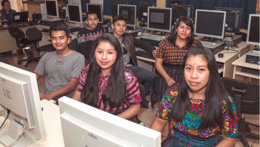 Programa Valentina capacita y coloca a jóvenes guatemaltecos en sector de tecnología