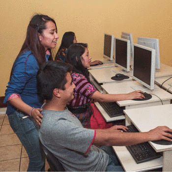 Programa Valentina capacita y coloca a jóvenes guatemaltecos en sector de tecnología