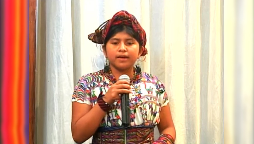 Ana Guzmán interpreta en idioma ixil la canción Rolling in The Deep