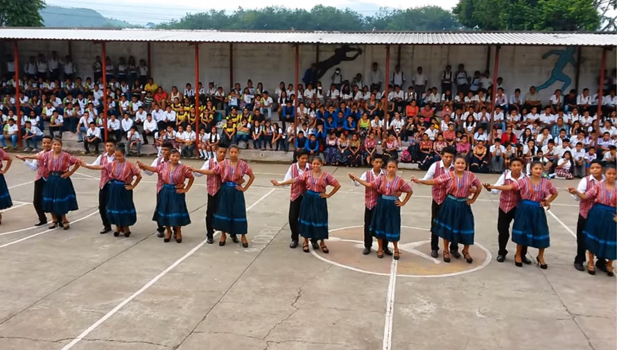 Estudiantes de Suchitepéquez realizan una coreografía con Marimba