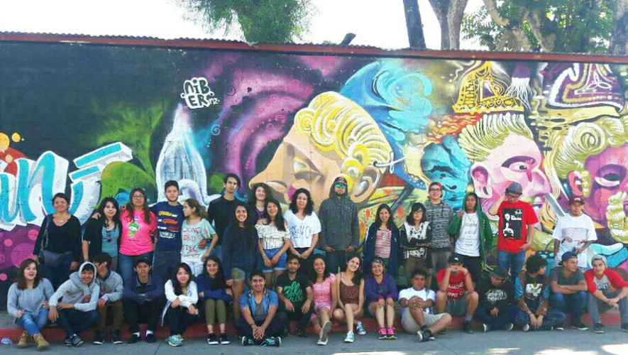 Guatemaltecos pintan murales artísticos en Cobán, Alta Verapaz