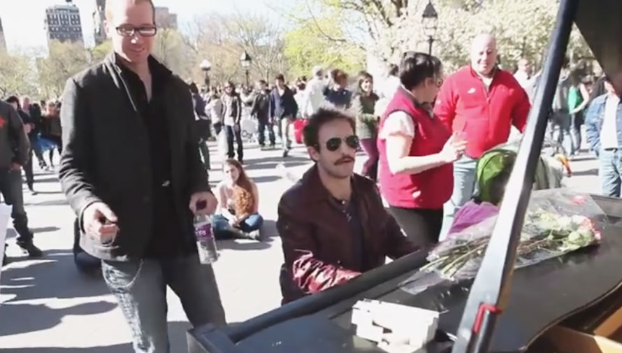Javier Samayoa improvisa canción en un parque de Nueva York