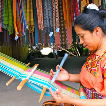 Mujeres mayas tejiendo Guatemala 