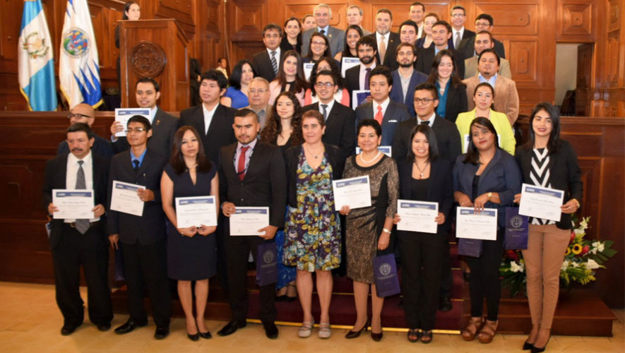 44 guatemaltecos reciben becas en universidades de Europa y América