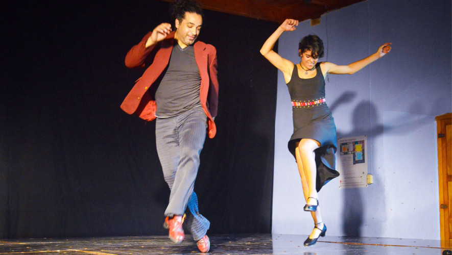 Bailarines guatemaltecos fusionan el tap con melodías en marimba