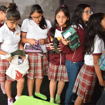Colegio de Chimaltenango dona 400 pares de zapatos 2017