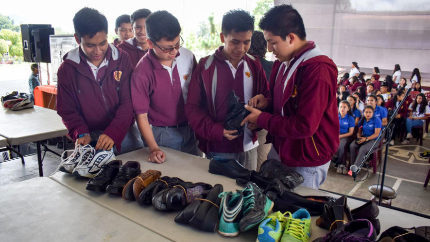 Colegio de Chimaltenango dona 400 pares de zapatos