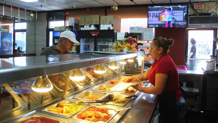 Comida guatemalteca forman parte del menú de un restaurante en Los Ángeles