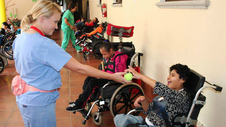 Emily Osment actriz de Hannah Montana visitó Guatemala para una obra social