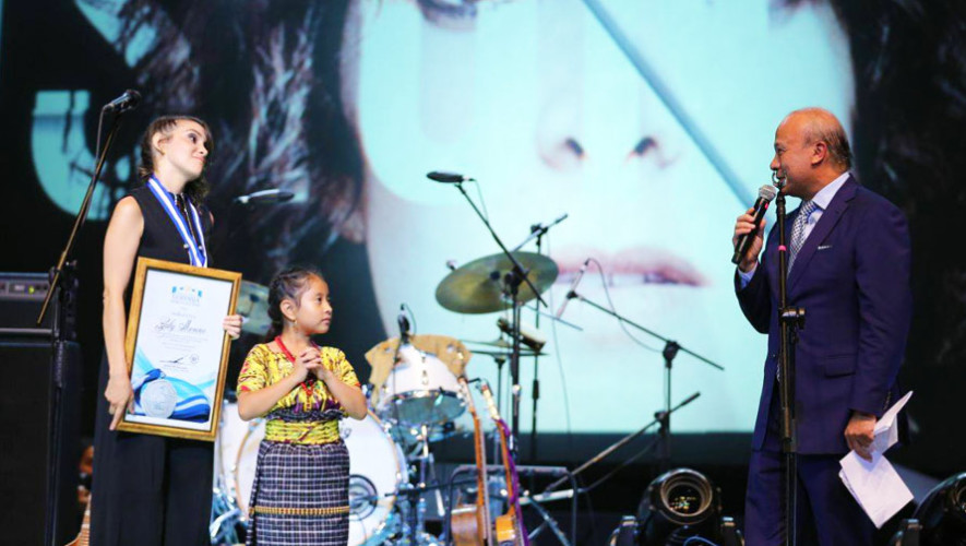 Gaby Moreno fue condecorada con la Medalla de la Paz