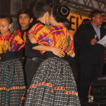 Parejas de Baile de Santa Rosita zona 16 cautivan a los guatemaltecos