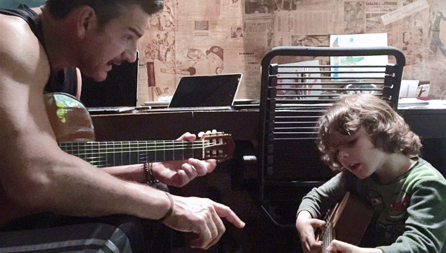 Ricardo Arjona y su hijo Nicolás cantan Nada es como Tú
