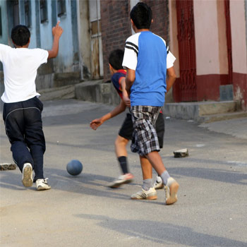 los niños como los adultos de todas las clases disfrutan del juego de fútbol