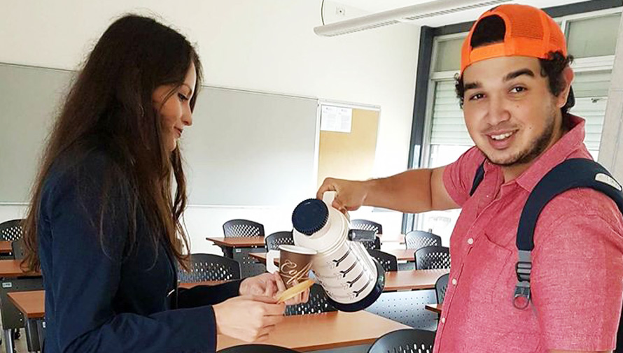 Byron Álvarez, joven que decidió vender café y champurradas en la universidad