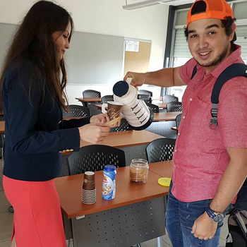 Byron Álvarez, joven que decidió vender café y champurradas en la universidad