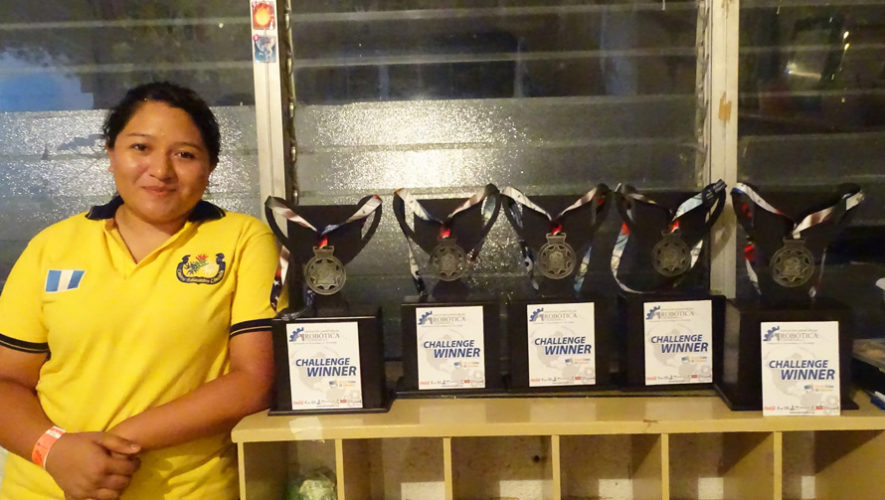 Guatemaltecos ganan 4 primeros lugares en Campeonato de Robótica en El Salvador 2017