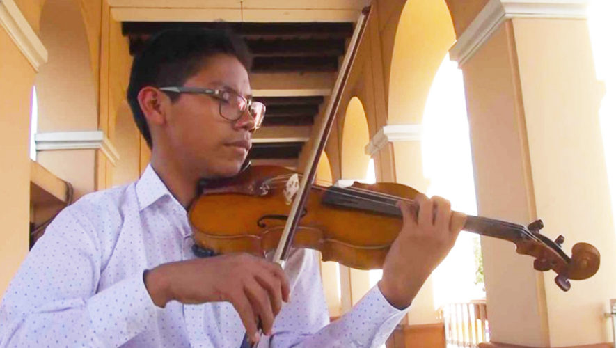 Adrian Sequén, violinista de San Juan Sacatepéquez estudiará en Francia