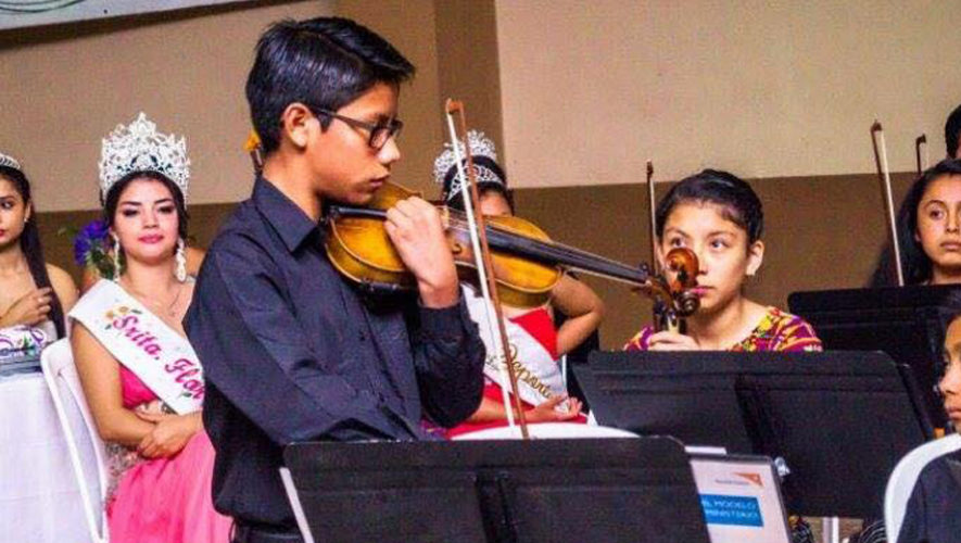 Adrian Sequén, violinista de San Juan Sacatepéquez ganó una beca para estudiar en Franci