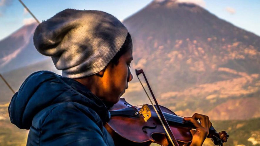 Adrian Sequén, violinista de San Juan Sacatepéquez ganó una beca para estudiar en Franci