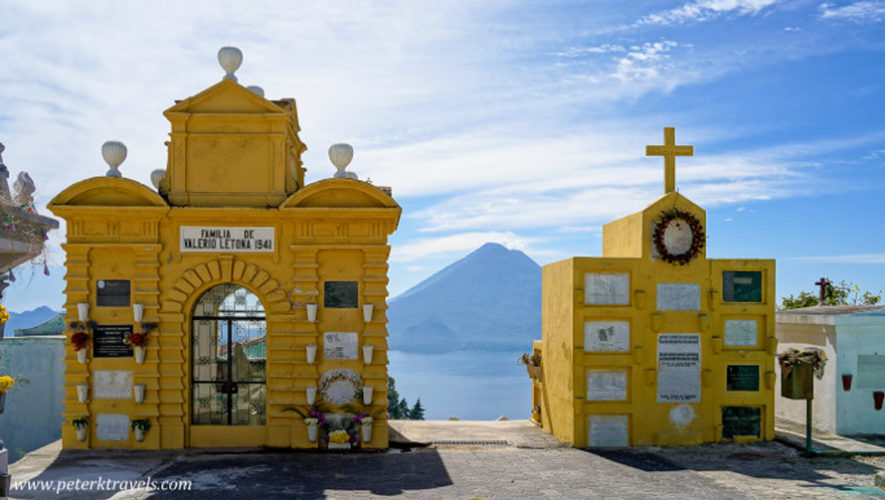 Cementerio de Sololá es reconocido por su vista al Lago de Atitlán