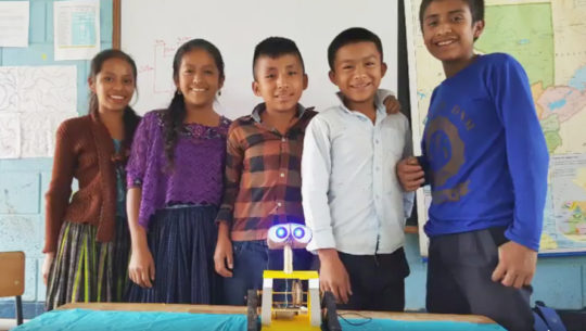 Estudiantes de Alta Verapaz crearon un robot que camina