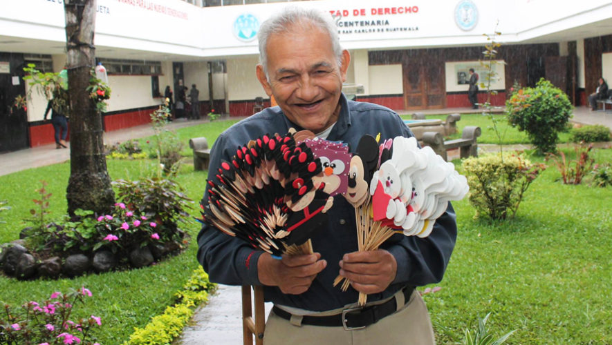 La historia de Don José, vendedor de figuras de foamy en Guatemala