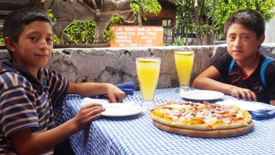 Restaurante de Panajachel regala comida a niños lustradores