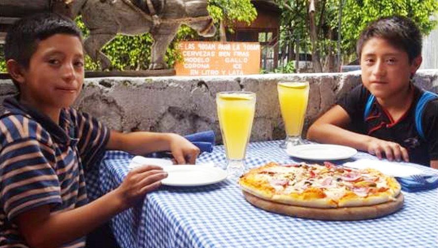 Restaurante de Panajachel regala comida a niños lustradores