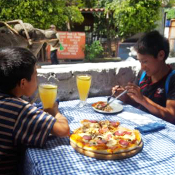 Restaurante regala comida a niños lustradores en Panajachel, Sololá