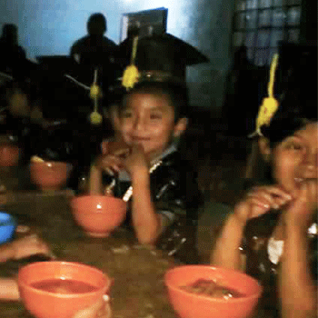 Estudiantes de Alta Verapaz se gradúan con togas de material reciclable