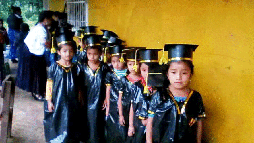 Estudiantes de Alta Verapaz se gradúan con togas de material reciclable