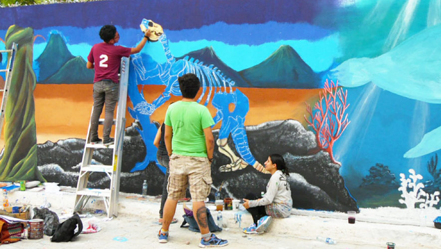 Guatemaltecos pintan murales representativos de Estanzuela, Zacapa 2017
