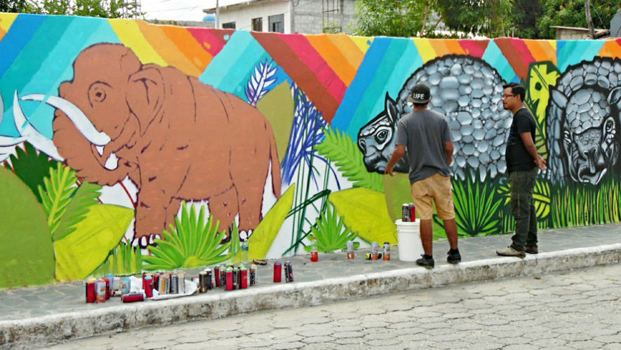 Guatemaltecos pintan murales representativos de Estanzuela, Zacapa