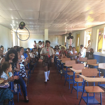Primera promoción de estudiantes de la escuela ecológica con contenedores
