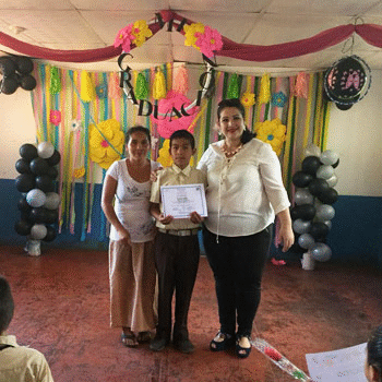 Primera promoción de estudiantes de la escuela ecológica con contenedores